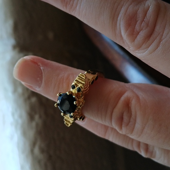 *SALE* New Classic Winged Skull Black Sapphire Solitaire Gold Ring. - Picture 4 of 6